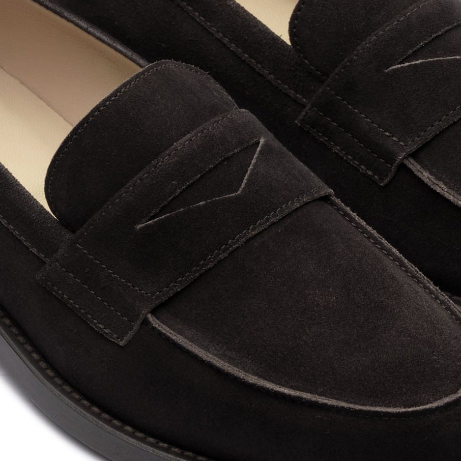 Empeigne et plastron en cuir velours marron congo du mocassin Rivoli Paraboot.