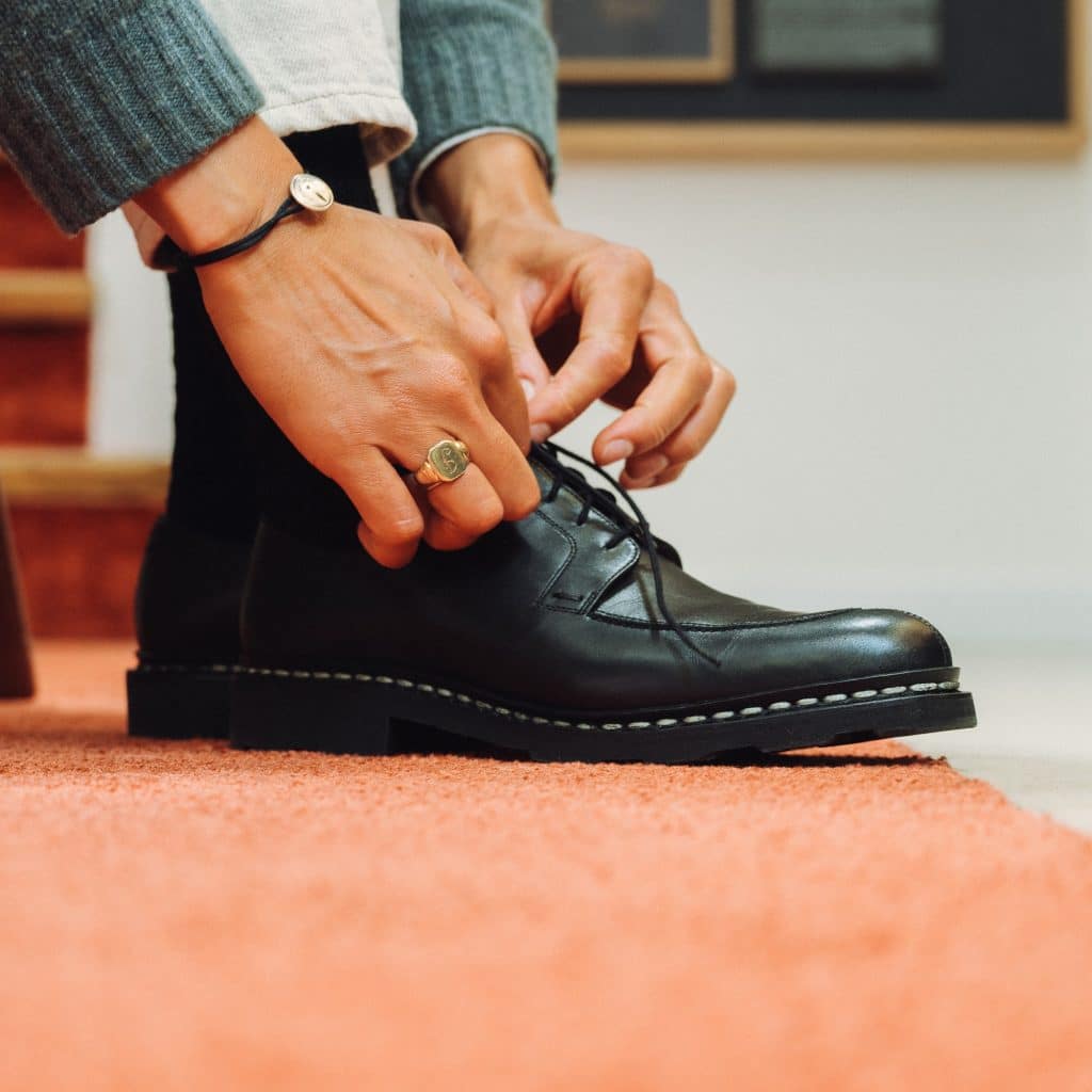 Laçage du derby habillé noir femme Veley Paraboot en cuir lisse.