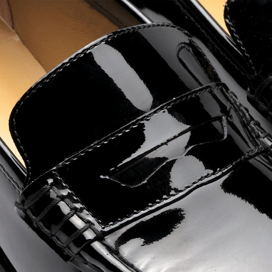 Détail du plastron et du cuir vernis noir sur le mocassin habillé femme Vignony Paraboot.