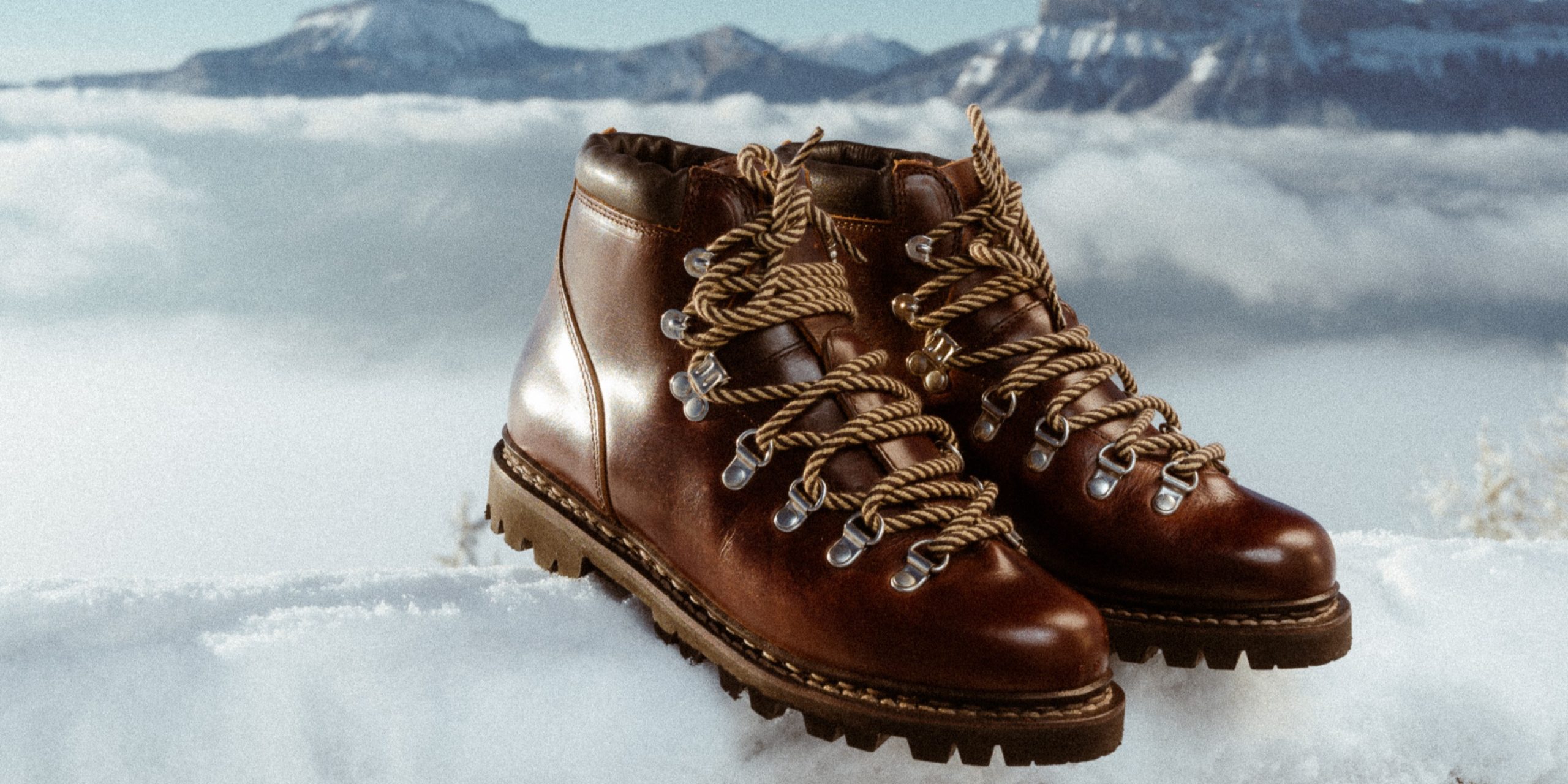 Bottes femme à lacets Avoriaz Paraboot en cuir écorce et semelle crantée sur la neige.
