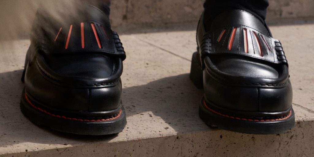 Détail des mocassins Orsay Paraboot x Camille Fournet en cuir noir avec empiècement plissé muscade.