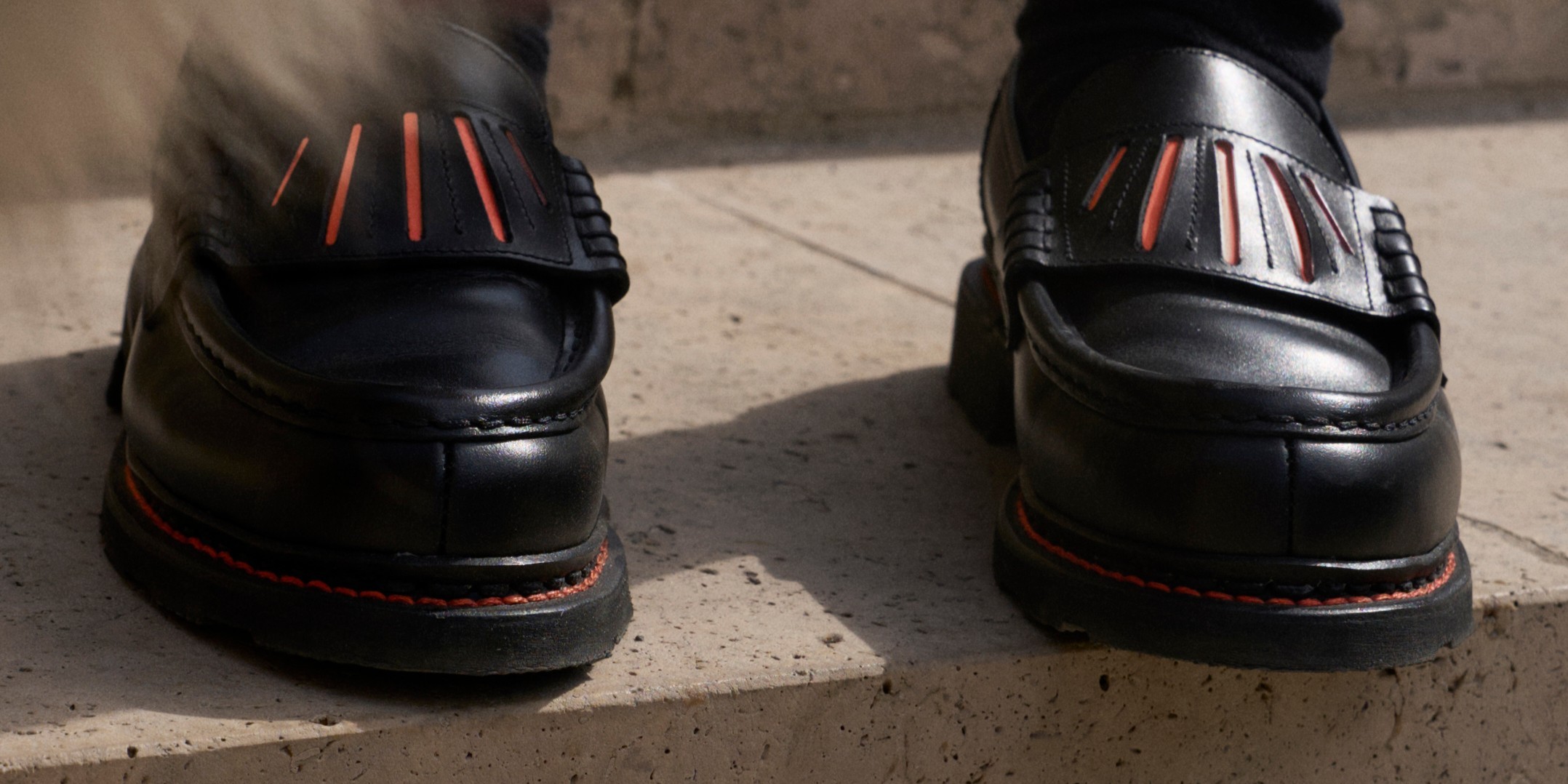 Détail des mocassins Orsay Paraboot x Camille Fournet en cuir noir avec empiècement plissé muscade.