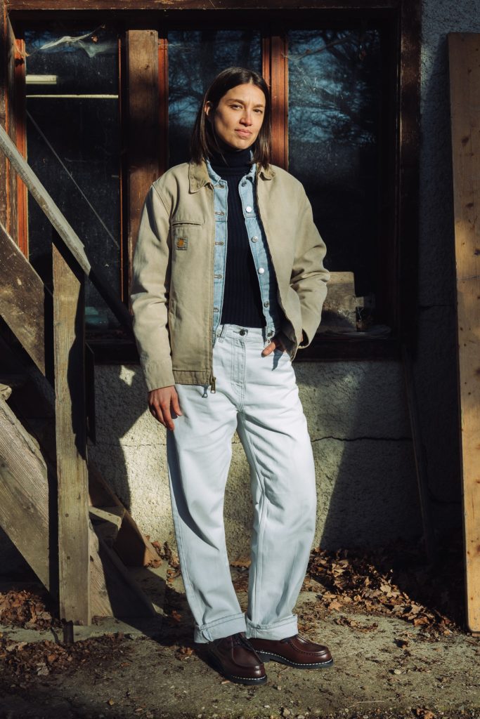 Look hivernal femme avec bottines en cuir marron Milla Paraboot et pantalon clair.