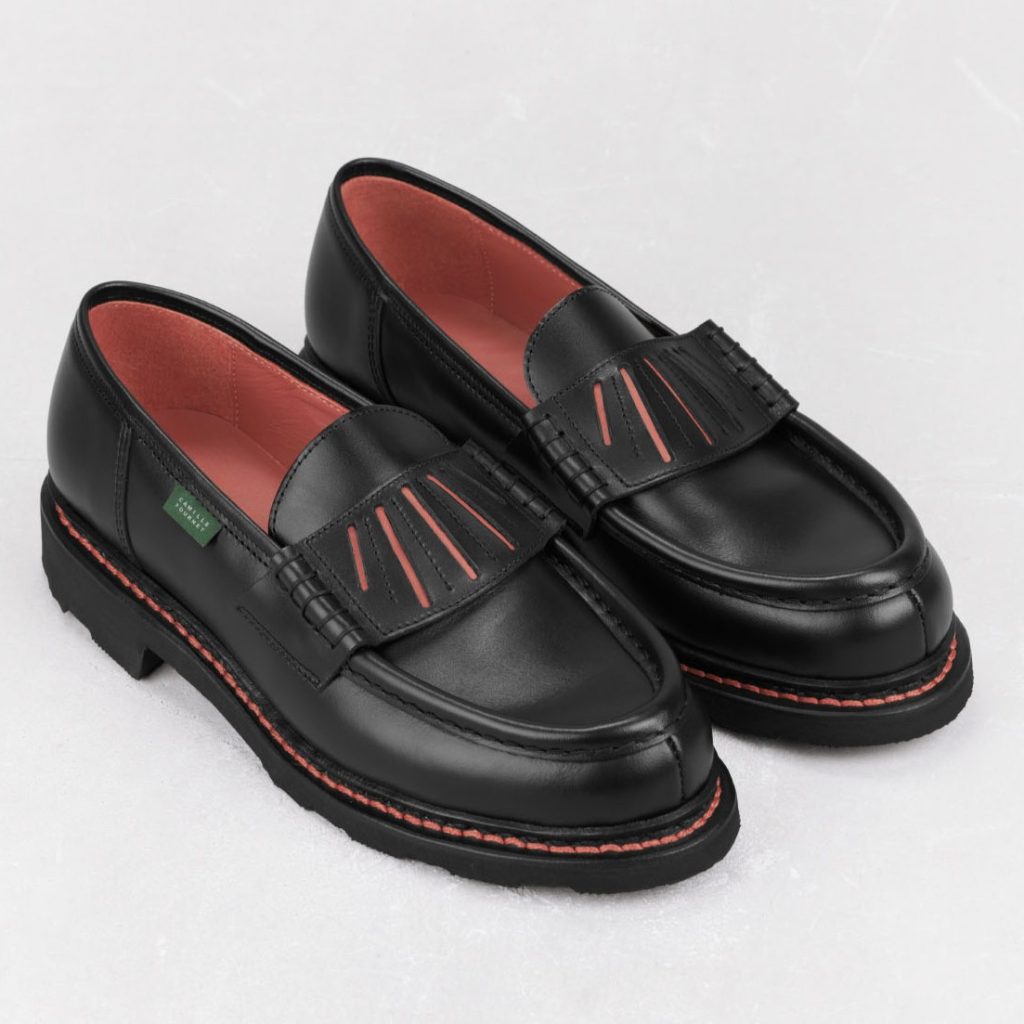 Paire de mocassins Orsay Paraboot noirs avec détails muscade de la collaboration Camille Fournet, présentés sur un fond clair.