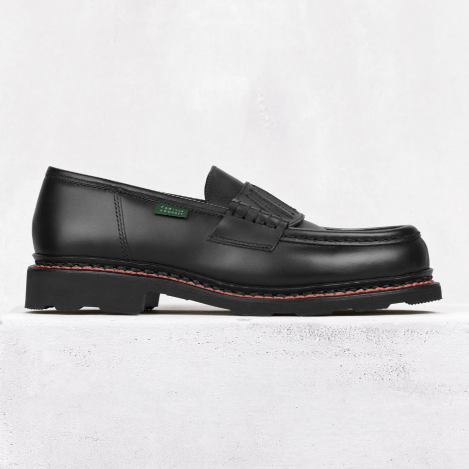 Profil du mocassin Orsay Paraboot x Camille Fournet montrant la semelle crantée et la surpiqûre muscade.