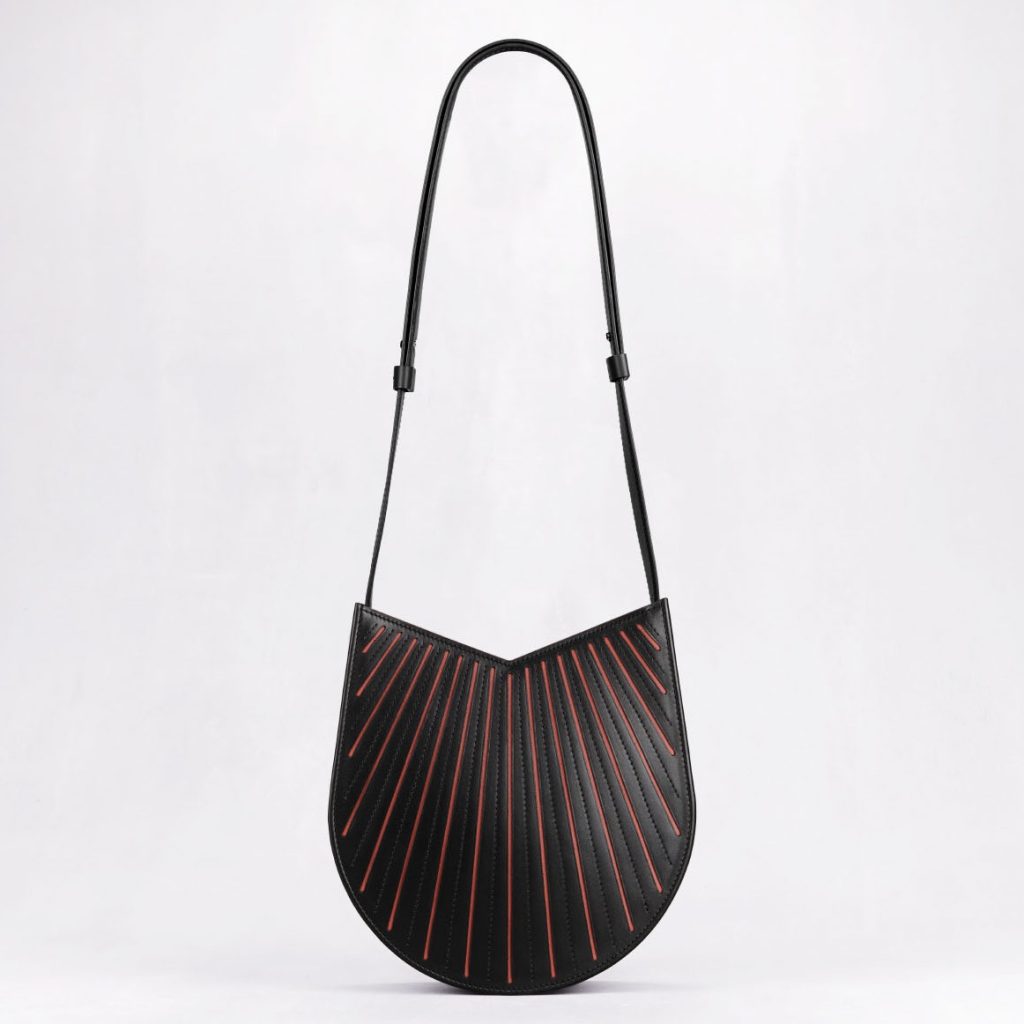 Sac Balancier MM en cuir noir et détail French Plissé muscade de la collaboration Camille Fournet x Paraboot.